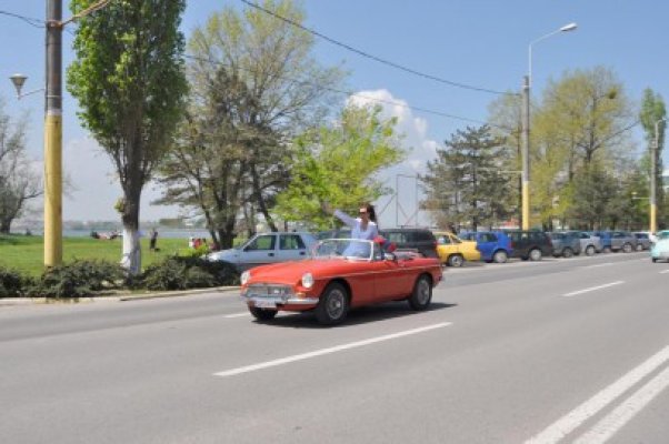 Turiştii au fost întâmpinaţi la Mamaia cu parada maşinilor de epocă